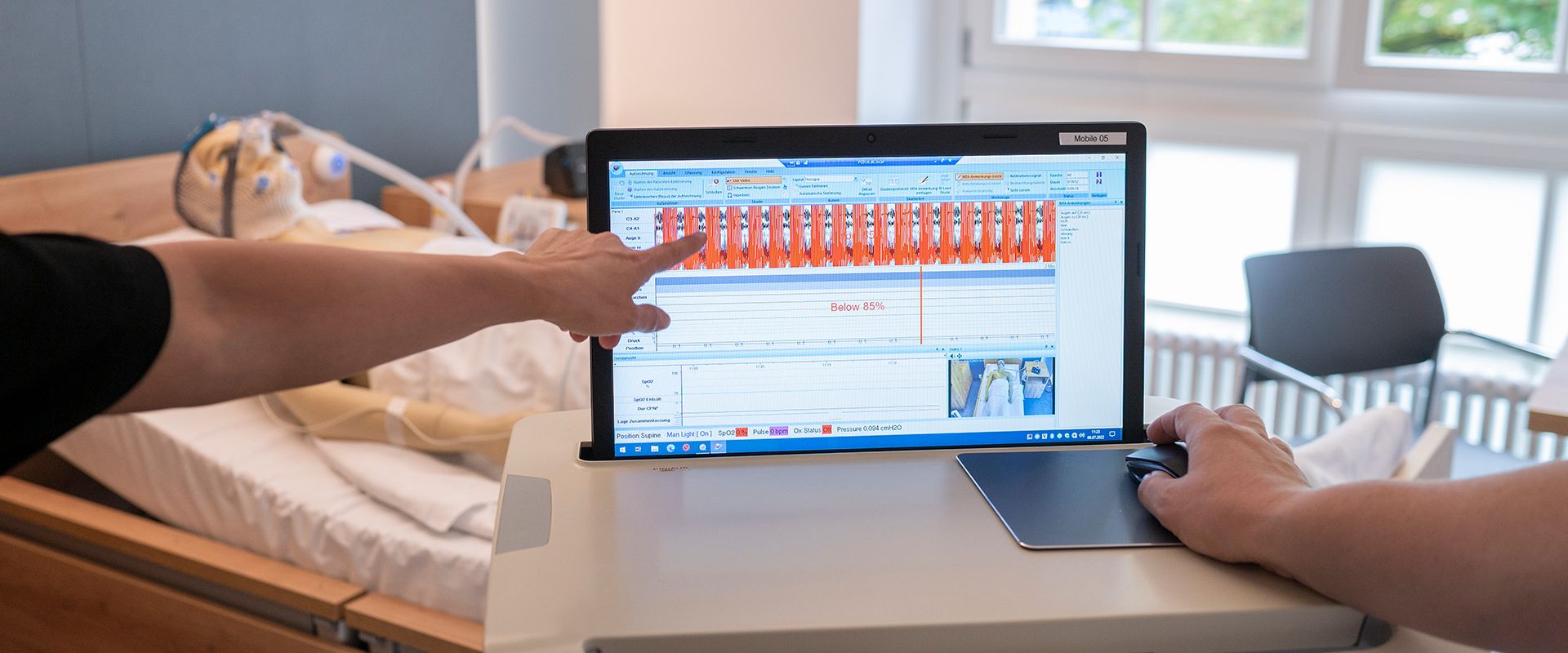 Bildschirm mit Messwerten an einem Patientenbett