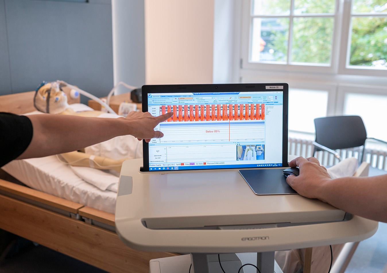 Bildschirm mit Messwerten an einem Patientenbett